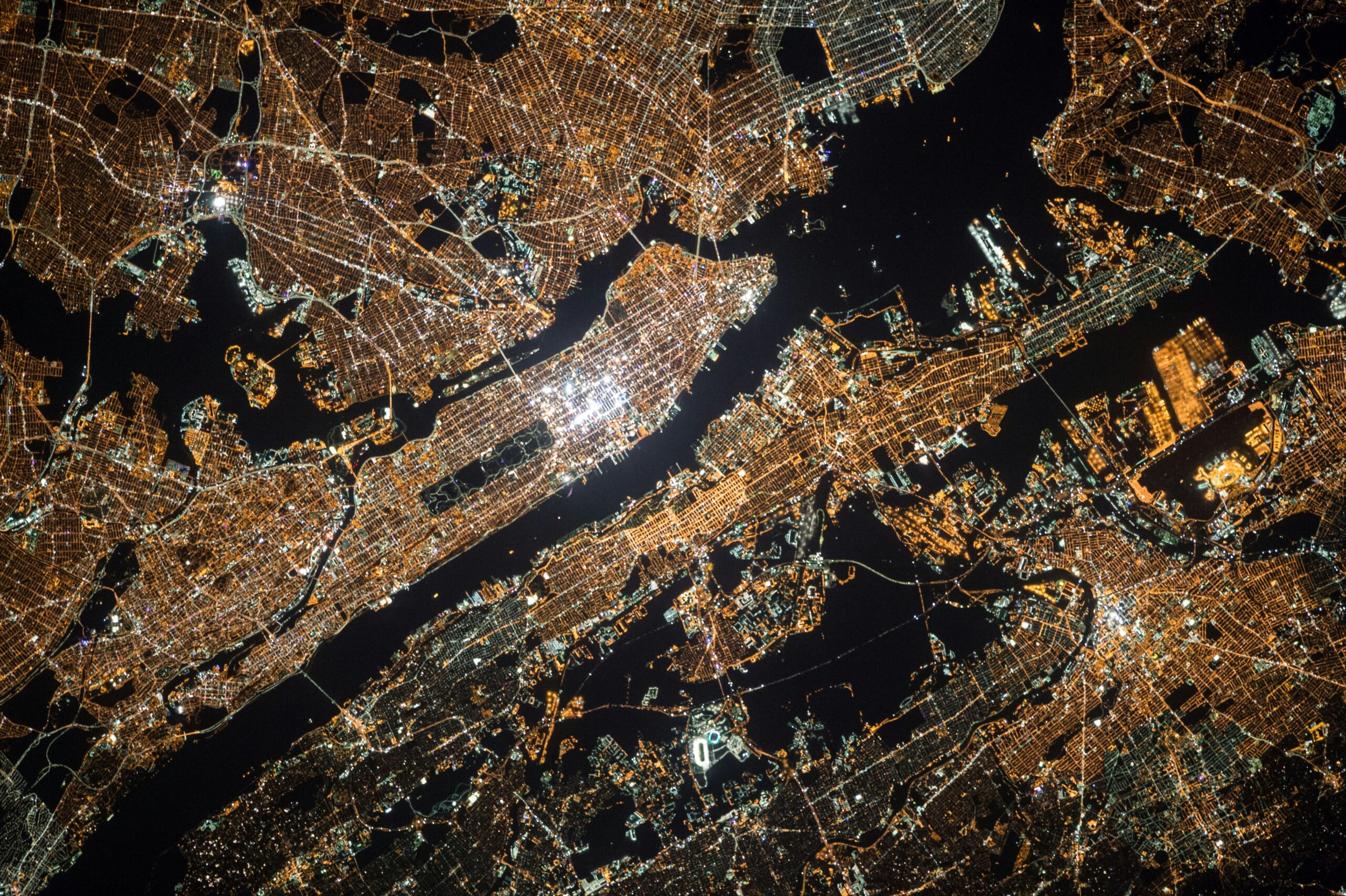 NASA Ansicht einer vernetzten, beleuchteten Stadt