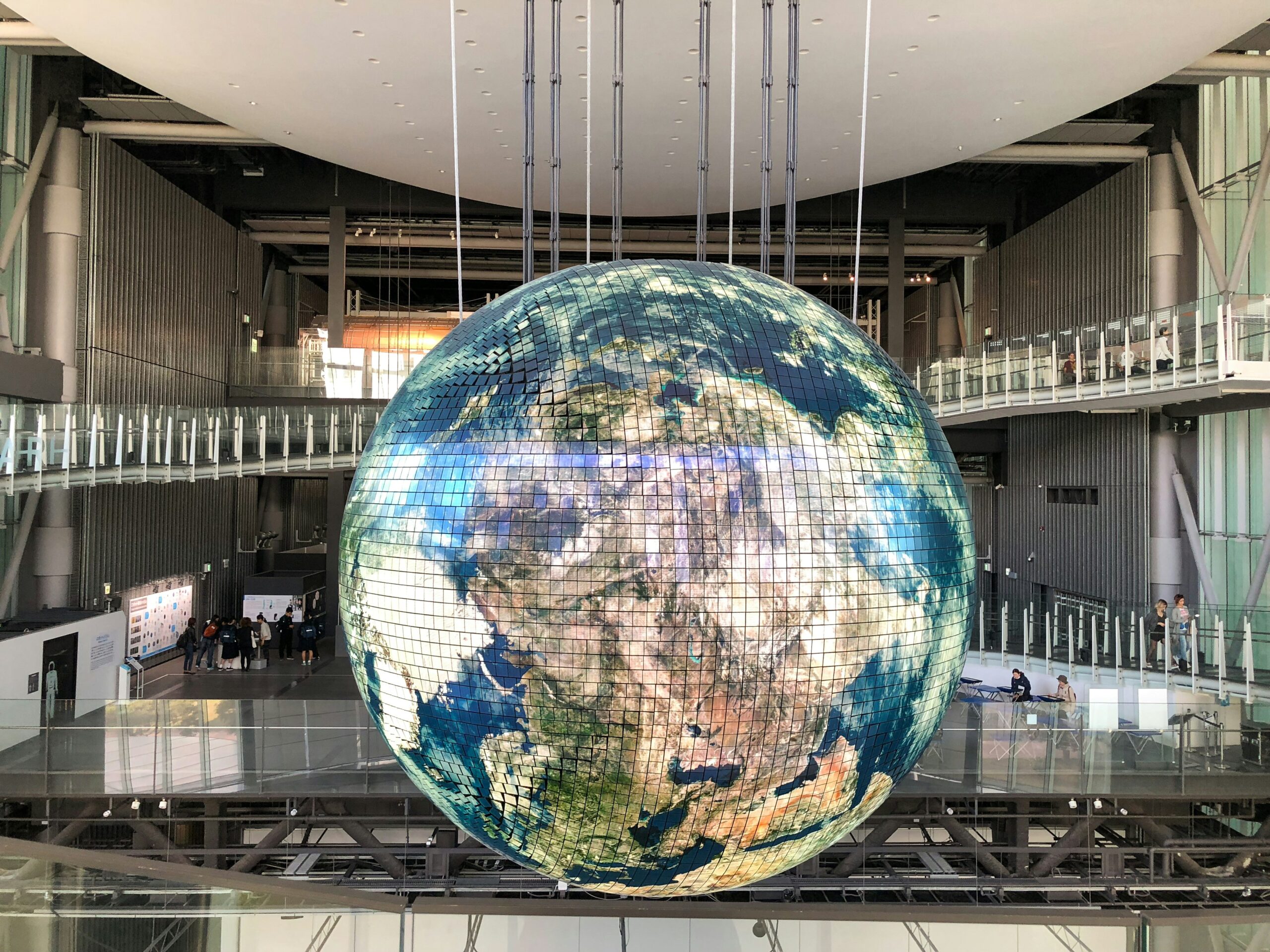 große Globus Installation in einem öffentlichen Gebäude, der Globus besteht aus vielen Mosaiks